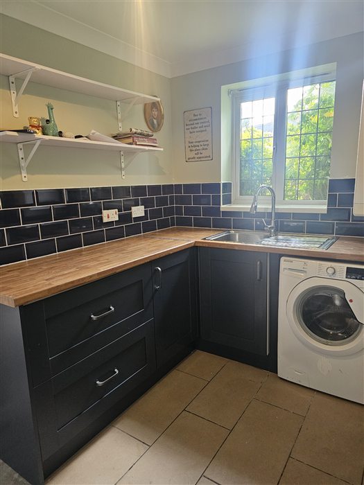 Navy shaker kitchen with oak-look worktop